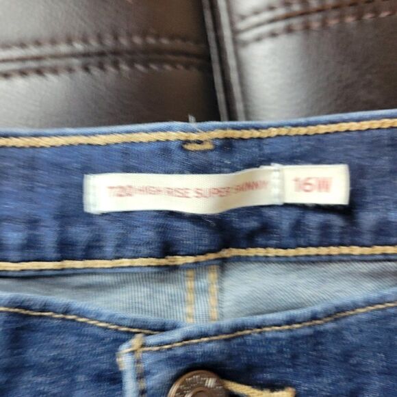 720 High Rise Levi's - Picture 4 of 6